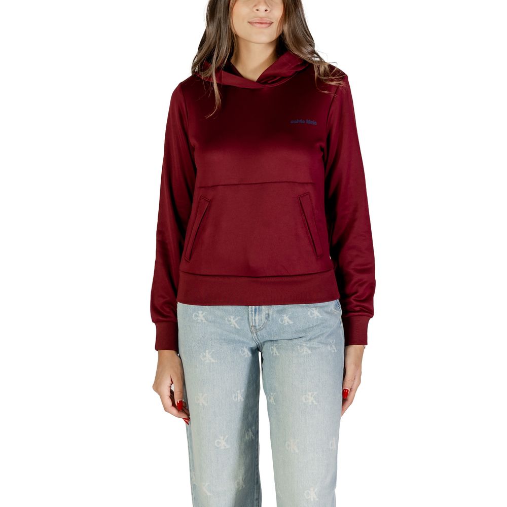 Sweat à capuche en coton bordeaux de Calvin Klein, avec logo discret, porté par un mannequin.