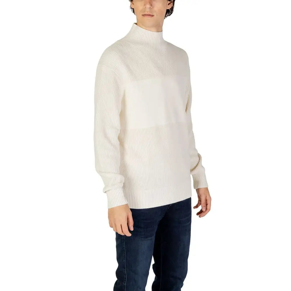 Pull col roulé en maille côtelée beige crème avec détail rayé horizontal subtil calvin klein jeans en coton