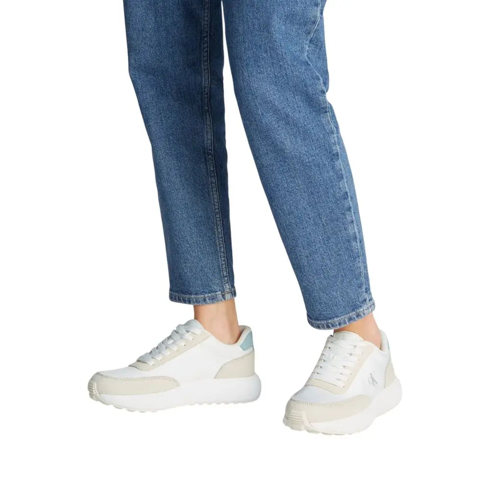 Baskets basses beige en cuir calvin klein jeans avec accent bleu clair discret sur la languette talon