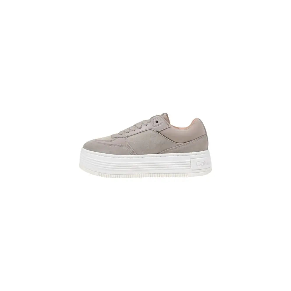 Calvin klein jeans beige recycled cotton platform sneakers vue arrière en daim gris avec semelle blanche et logo discret au talon