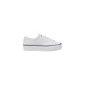 Baskets plateforme en cuir blanc calvin klein jeans avec design minimaliste et bordure noire subtile