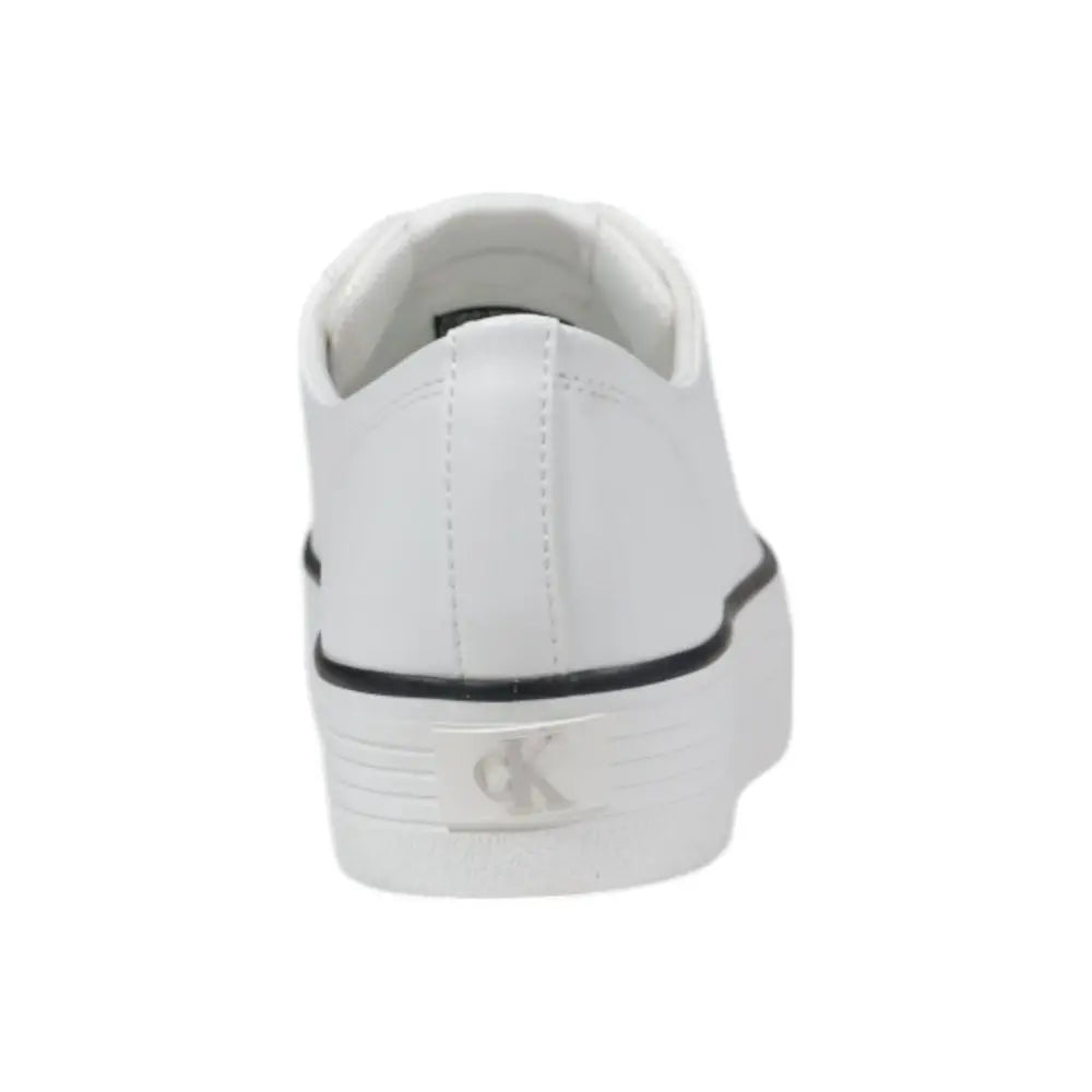 Sneakers plateau en cuir blanc avec bordure noire et logo ck argenté au talon vue arrière calvin klein jeans