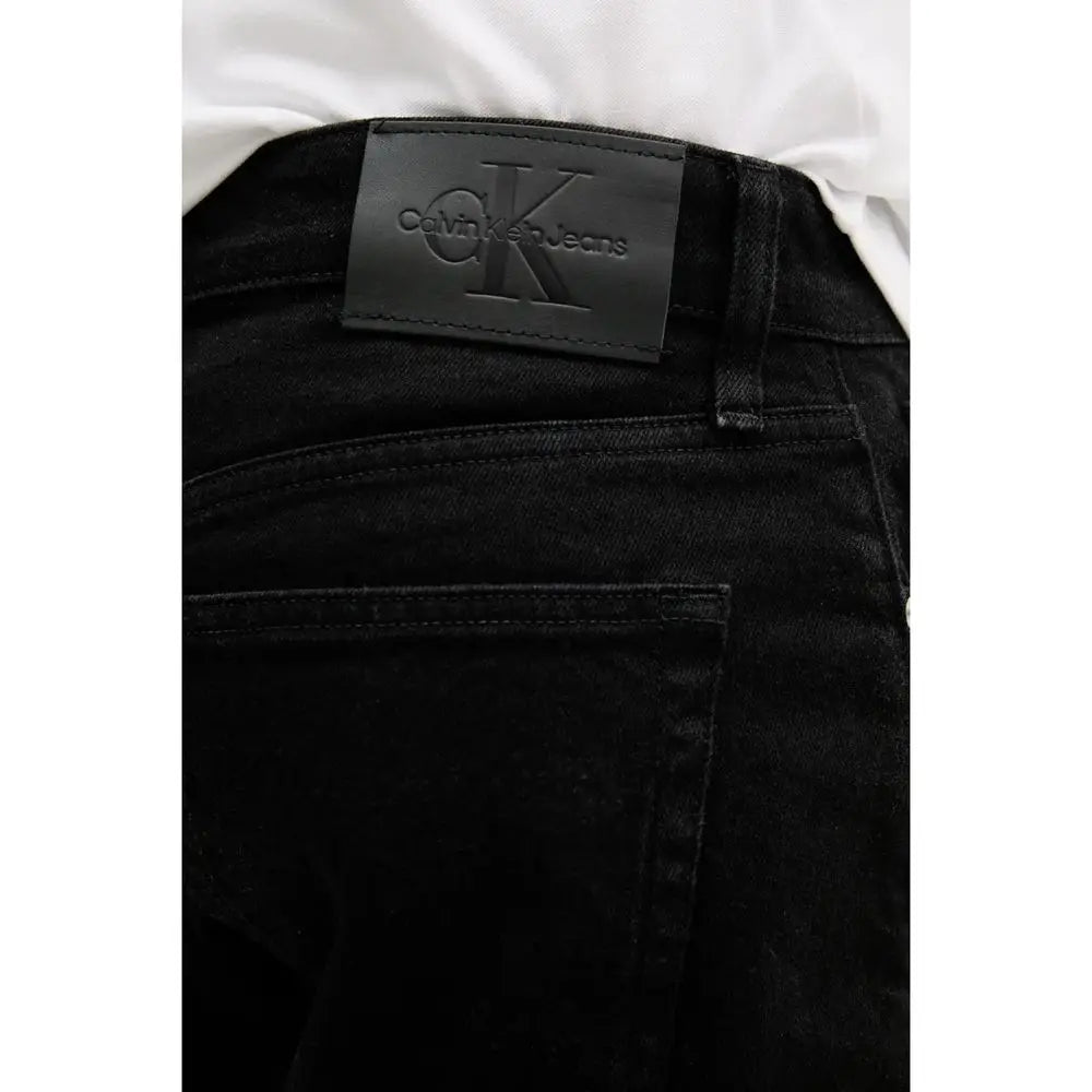 Short bermuda calvin klein jeans noirs en coton avec un patch cuir mat noir et logo ck au dos