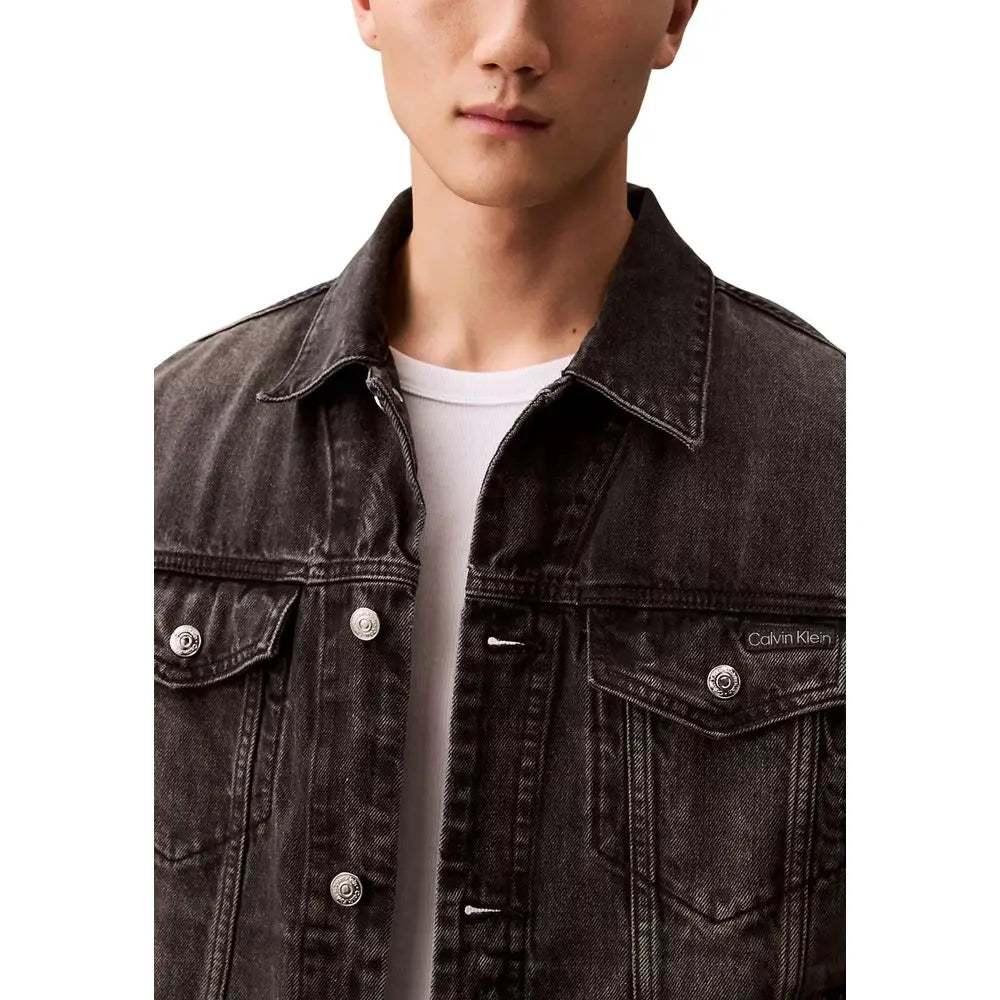 Veste en denim noir chinée calvin klein jeans en coton avec boutons argentés et patch logo sur la poitrine gauche