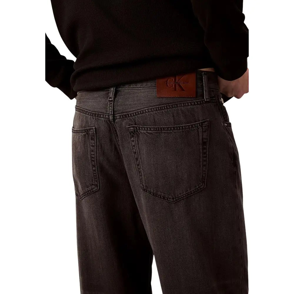 Jeans en denim gris foncé avec patch en cuir brun calvin klein jeans black lyocell relaxed fit vue arrière