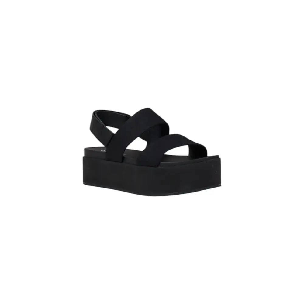 Sandales à plateforme noires calvin klein jeans en coton biologique avec deux larges brides élastiques et semelle épaisse en caoutchouc
