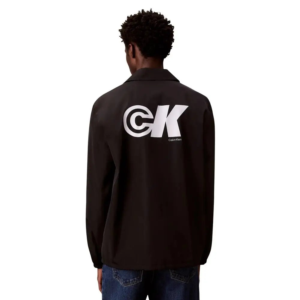Veste coach noire calvin klein jeans en polyester avec grand logo blanc ck visible à l’arrière