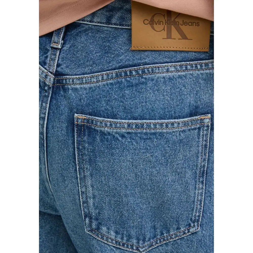 Jeans mom bleus en coton calvin klein avec patch en cuir tan logo sur le dos