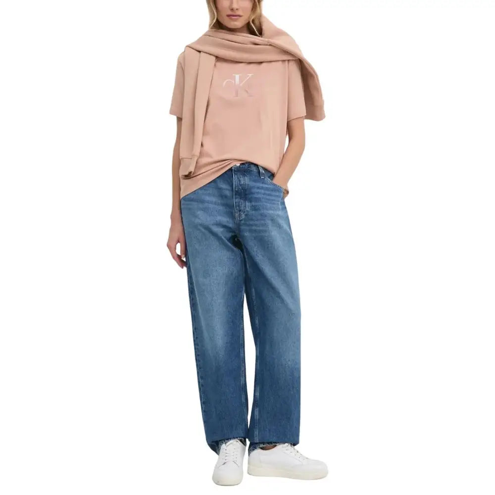 Un jean mom bleu calvin klein en coton avec une coupe droite décontractée et un délavage moyen
