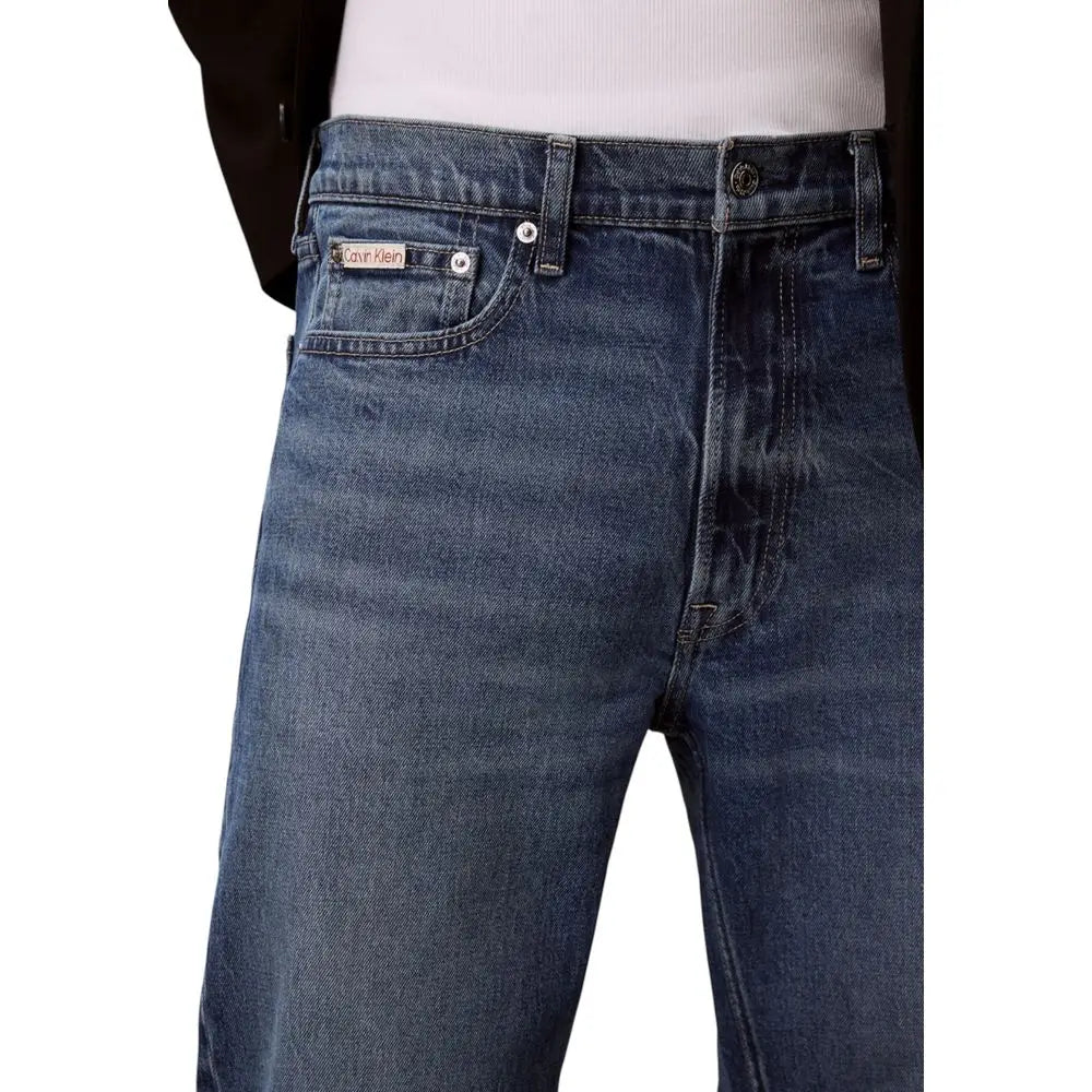 Jean denim bleu foncé calvin klein en coton coupe relaxed vue arrière avec cinq poches et étiquette visible