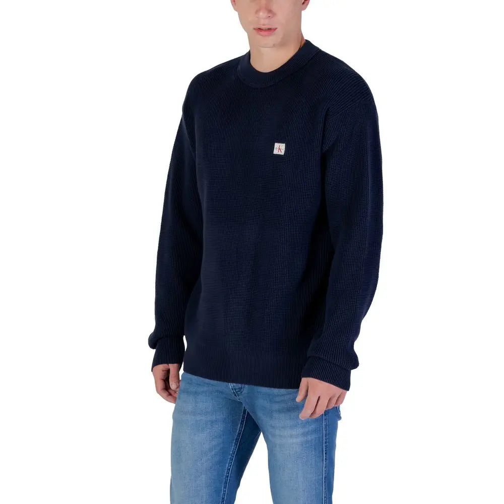 Pull bleu marine en coton calvin klein jeans avec maille côtelée et petit patch logo blanc sur la poitrine