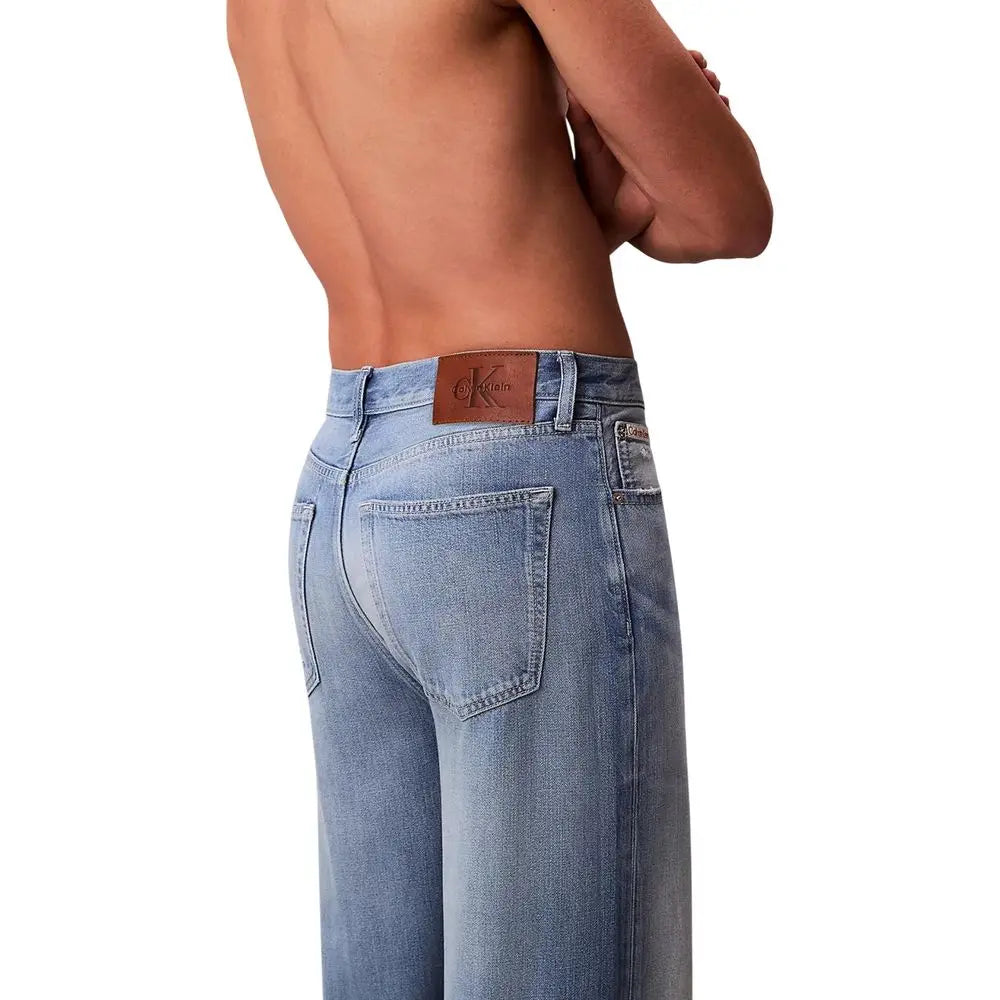 Jeans calvin klein en lyocell bleu clair vue arrière avec patch en cuir marron sur la ceinture