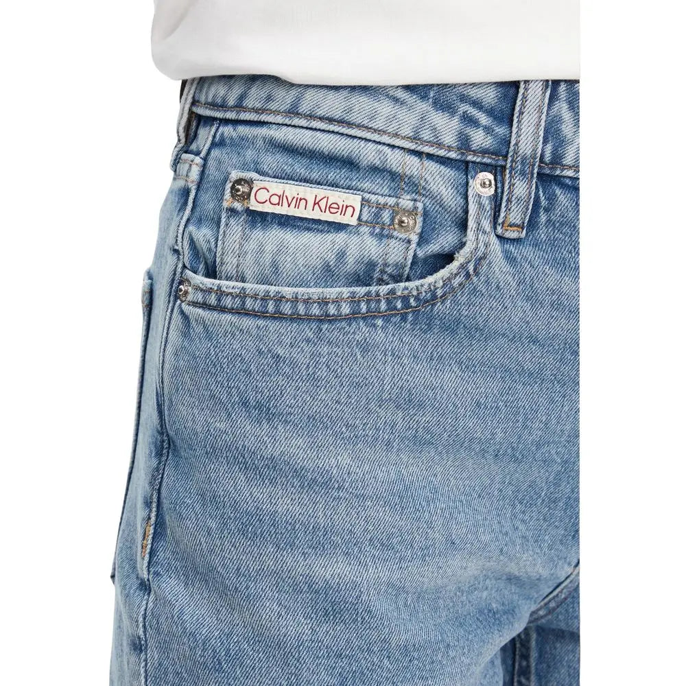 Jeans mom Calvin Klein bleu clair en coton recyclé vue arrière avec étiquette classique sur la poche arrière