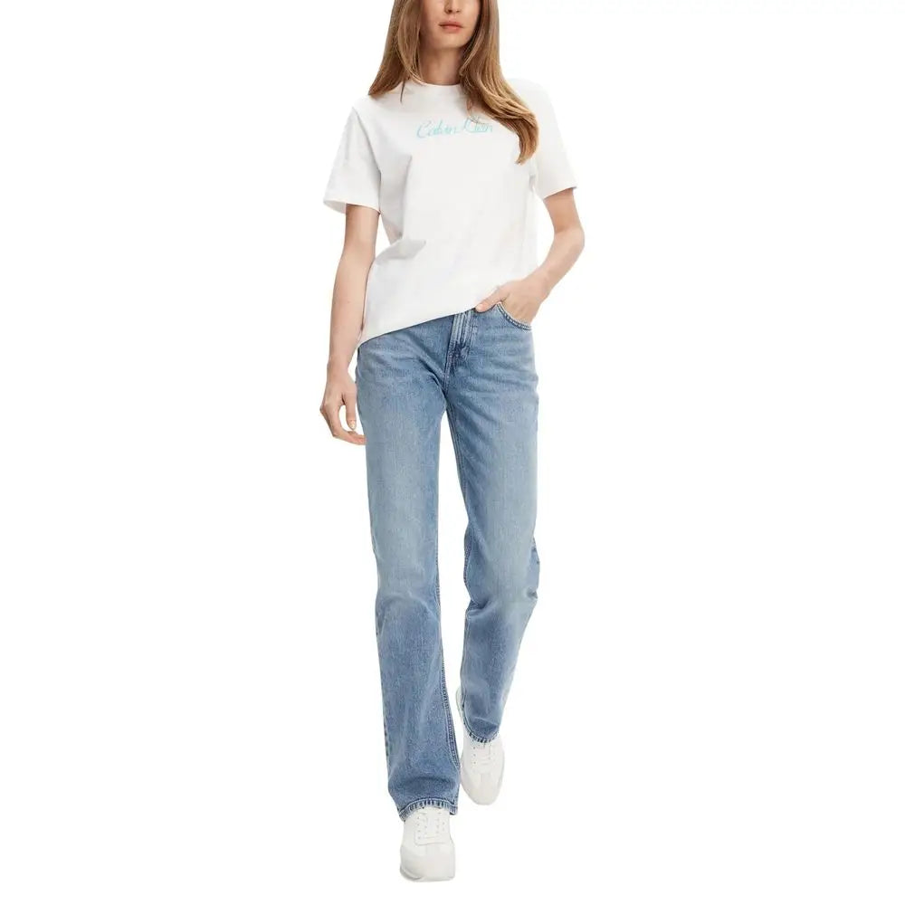 T-shirt blanc calvin klein avec logo brodé bleu clair en coton recyclé porté avec jean mom bleu recyclé calvin klein