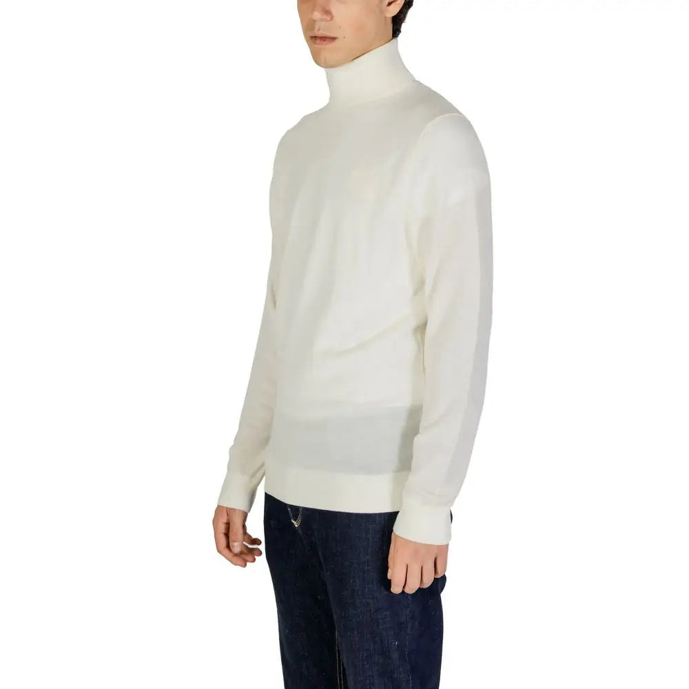 Calvin klein jeans pull à col roulé crème en laine avec texture fine et détails côtelés aux poignets