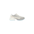 Baskets athlétiques en cuir suédé gris de Calvin Klein Jeans, style moderne et confortable pour le sport ou la casual.