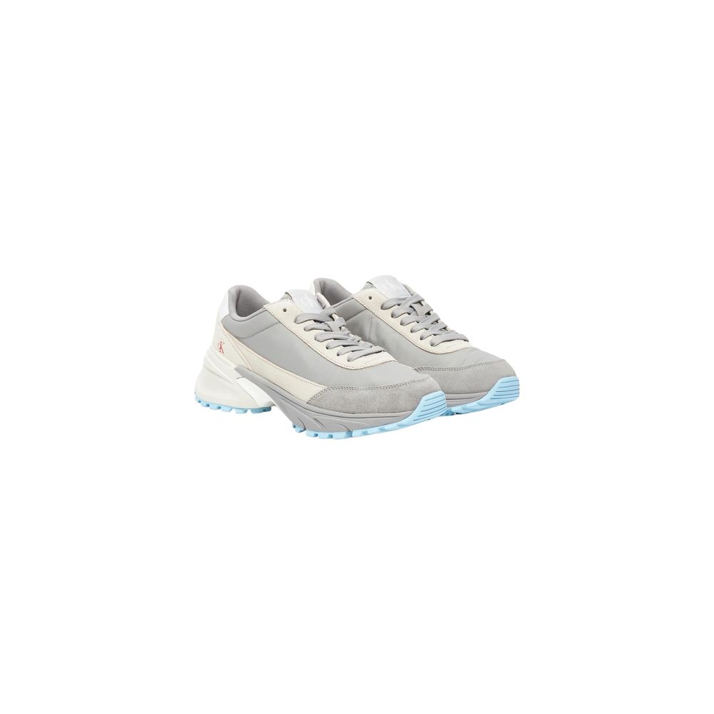 Sneakers athlétiques en cuir suédé gris de Calvin Klein Jeans, style décontracté et confortable pour hommes.