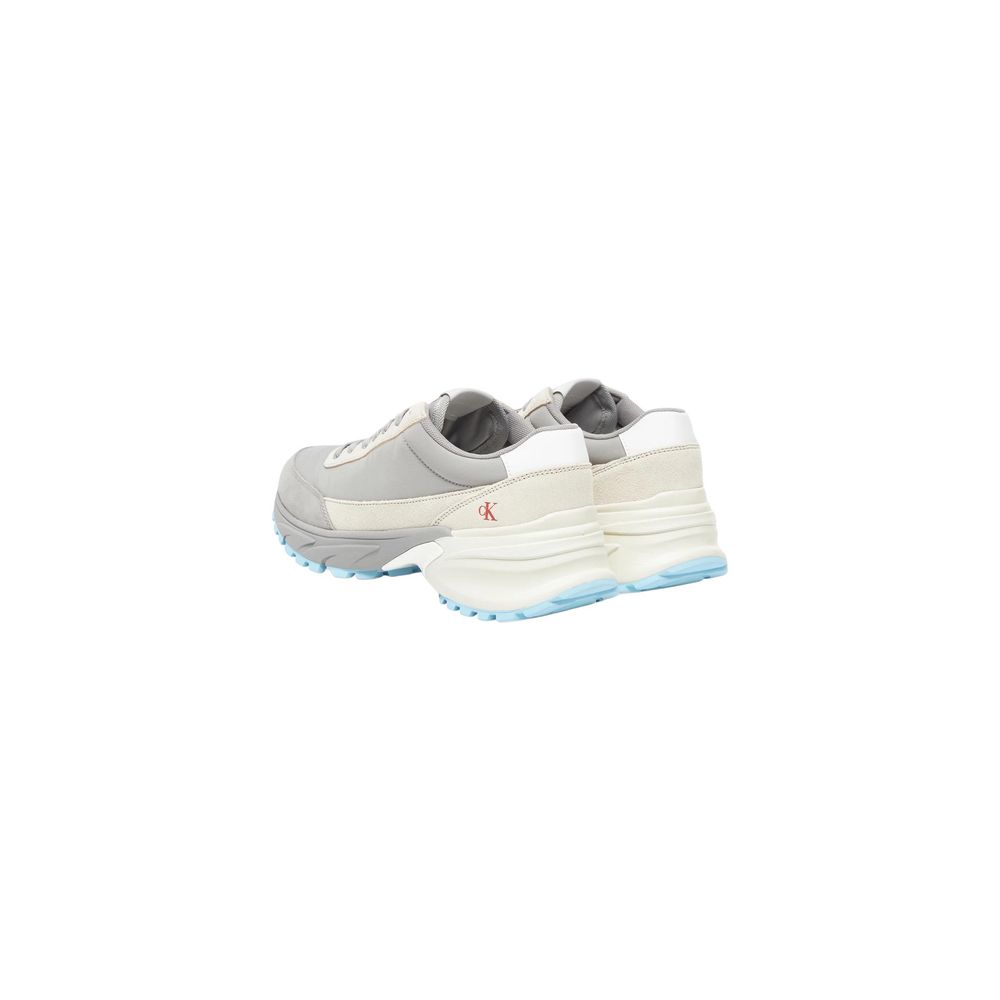 Chaussures de sport en daim gris Calvin Klein Jeans, baskets athlétiques élégantes avec design moderne et semelle confortable.