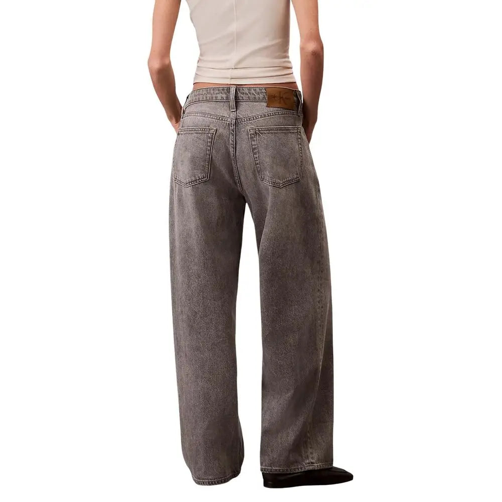 Jean boyfriend gris en coton calvin klein avec jambes larges et poches arrière classiques, texture légèrement usée vue de dos