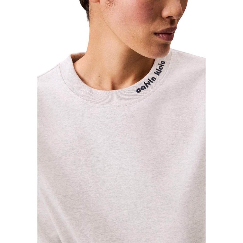 T-shirt gris en coton de la marque Calvin Klein Jeans, coupe classique avec logo discret sur la poitrine.