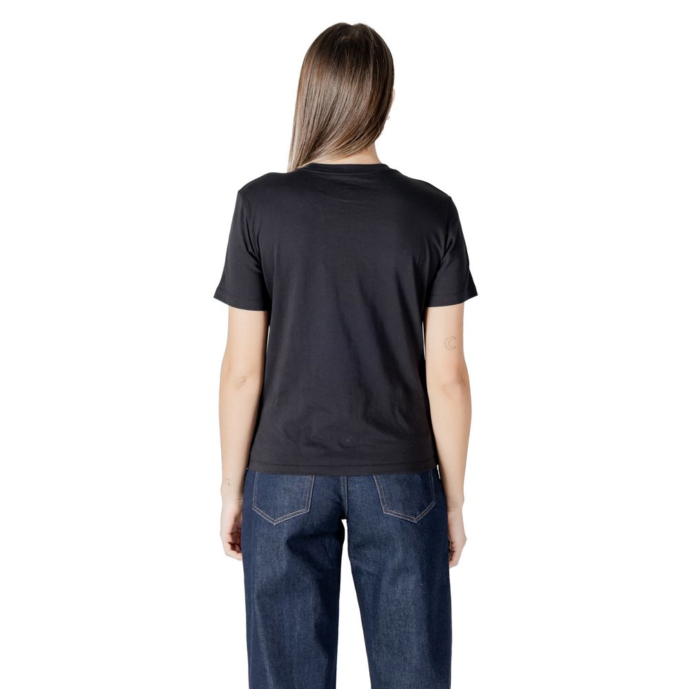 T-shirt noir en coton de la marque Calvin Klein Jeans, coupe classique, visible devant avec logo discret.