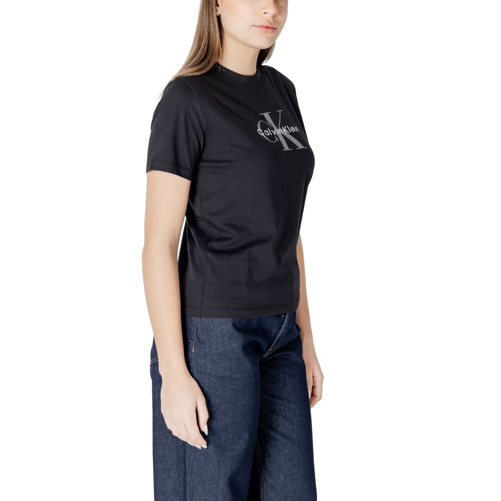 T-shirt noir en coton de Calvin Klein Jeans, coupe classique, logo discret sur la poitrine, porté sur un mannequin.