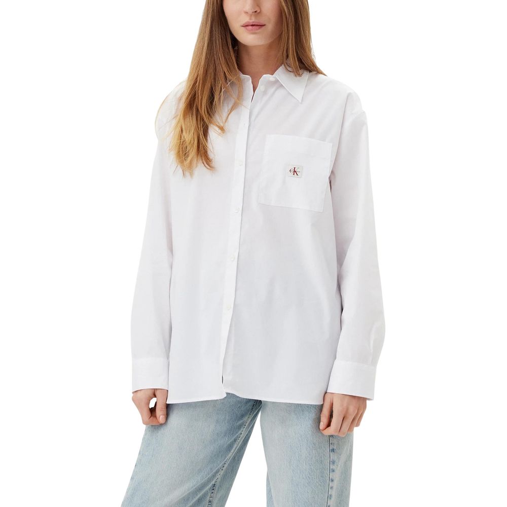 Blouse en coton blanc de Calvin Klein Jeans, style décontracté avec col en V et manches longues, portée élégante et confortable.
