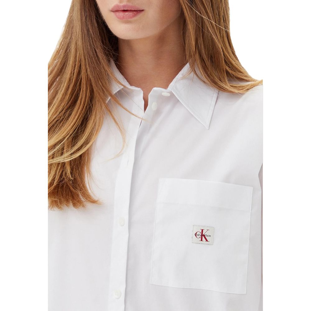 Chemise blanche en coton de Calvin Klein Jeans, vue de face, avec col classique et manches longues, élégante et décontractée.