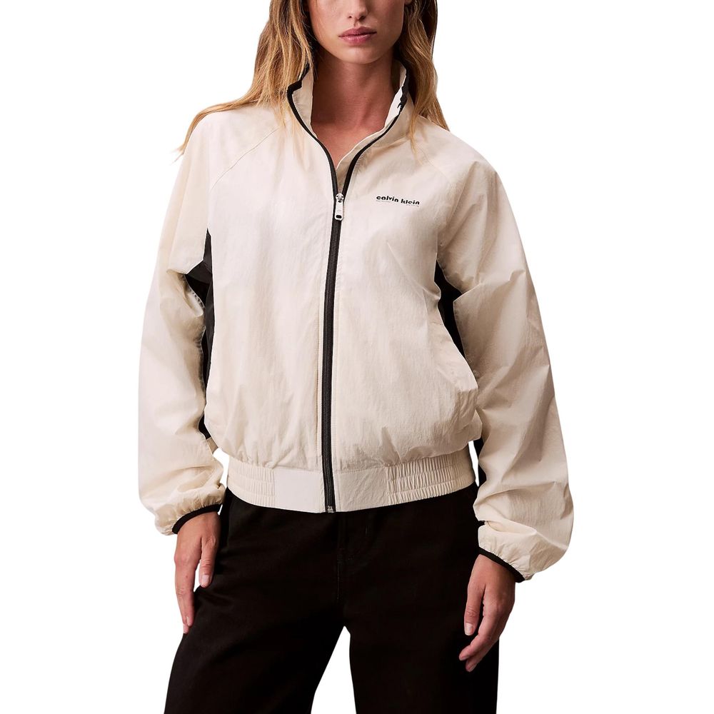 Veste Shell en polypropylene blanche de Calvin Klein Jeans, coupe décontractée avec fermeture éclair et capuche.