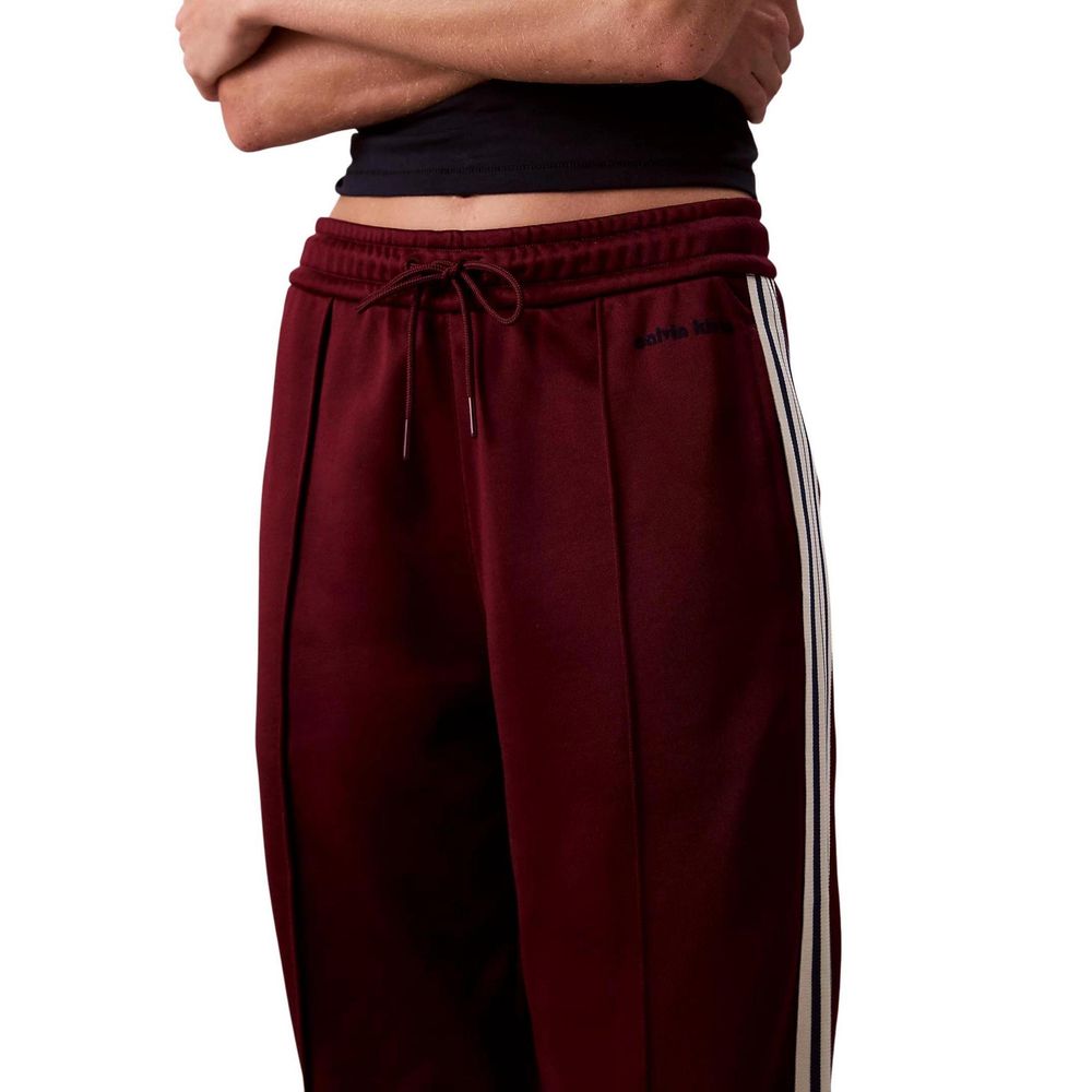 Pantalons de jogging Calvin Klein Jeans Bordeaux en coton, style décontracté, visibles avec ceinture élastique et poches latérales.