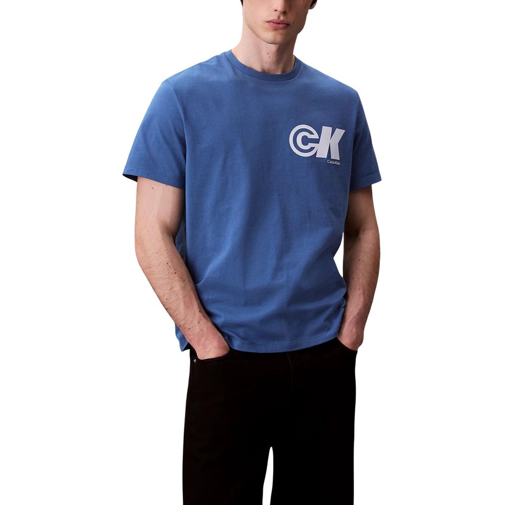 T-shirt en coton bleu de la marque Calvin Klein Jeans, coupe classique, logo discret sur la poitrine.