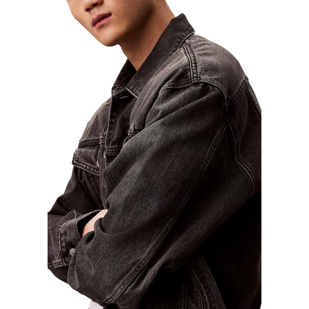 Veste en jean en coton noir de Calvin Klein Jeans, coupe classique avec boutons et poches avant, vue de face.
