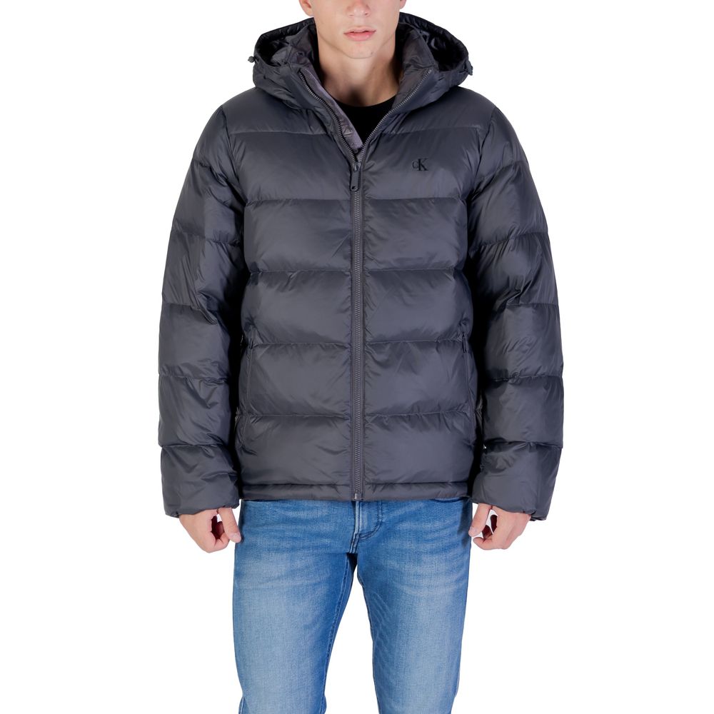 Manteau en polyamide gris de Calvin Klein Jeans, coupe élégante et moderne, visible en détail sur l'image.