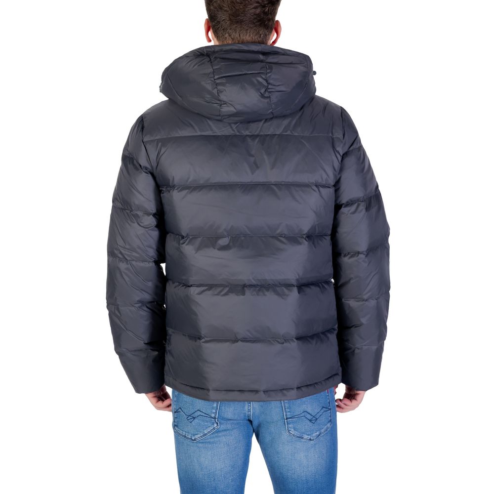 Manteau gris en polyamide de Calvin Klein Jeans, coupe moderne avec capuche, porté sur un mannequin.