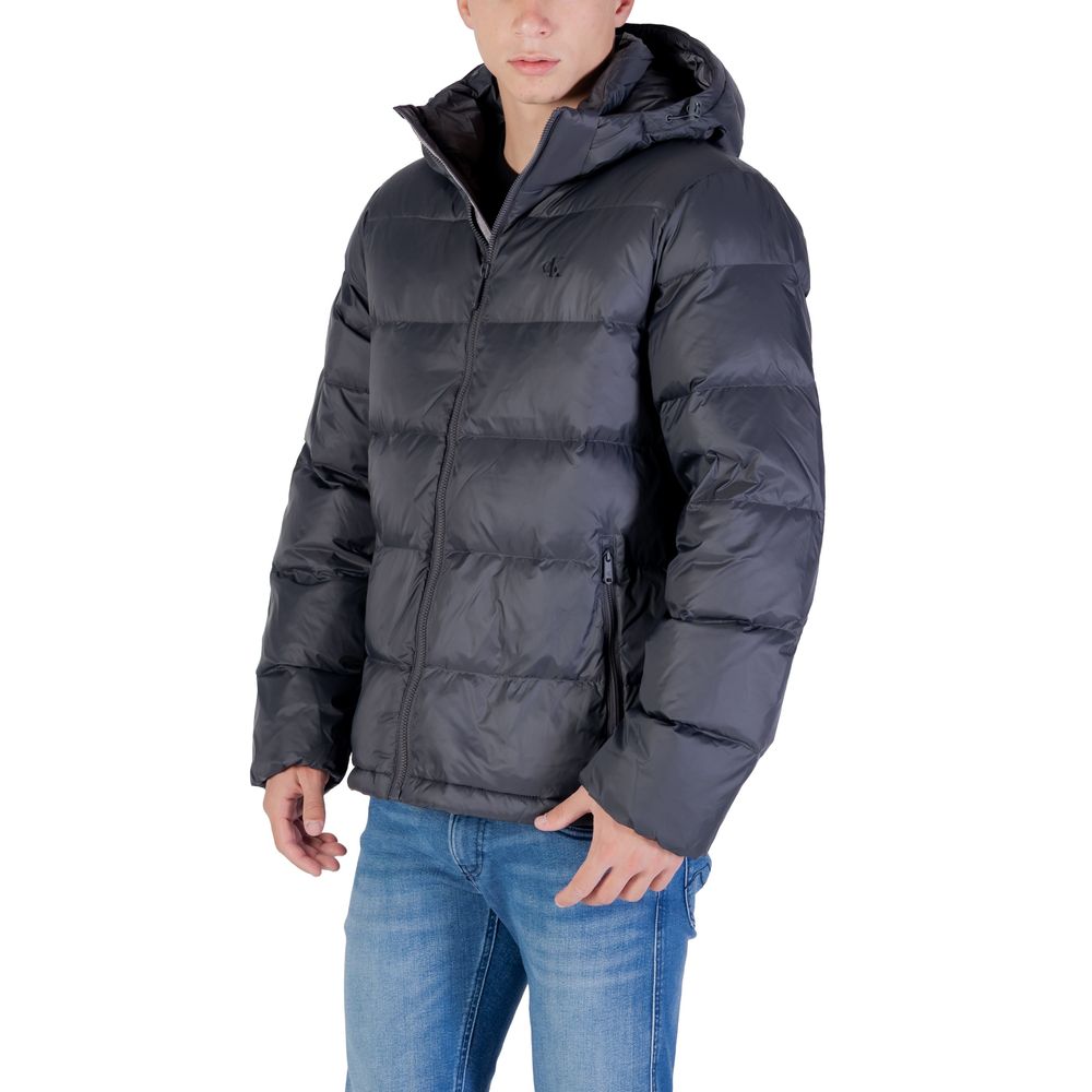 Manteau gris en polyamide de Calvin Klein Jeans, vue de face, avec fermeture éclair et col haut.