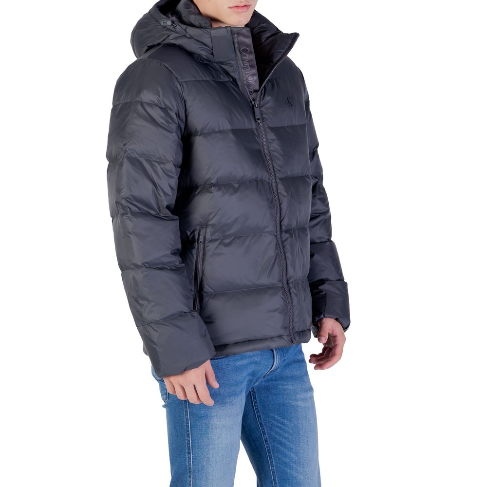 Manteau gris en polyamide de Calvin Klein Jeans, vue de face, avec fermeture éclair et col montant.