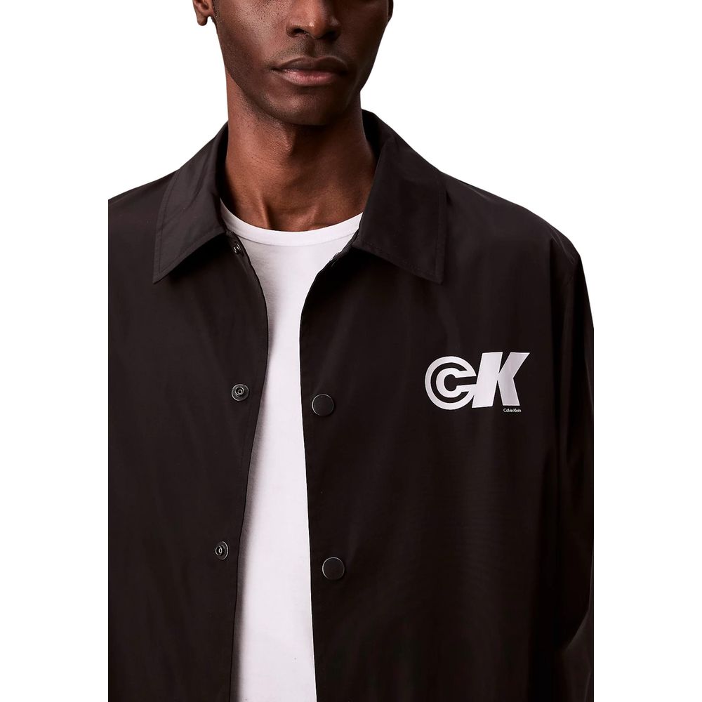 Veste noire en polyester de la marque Calvin Klein Jeans, avec coupe classique et détails modernes.