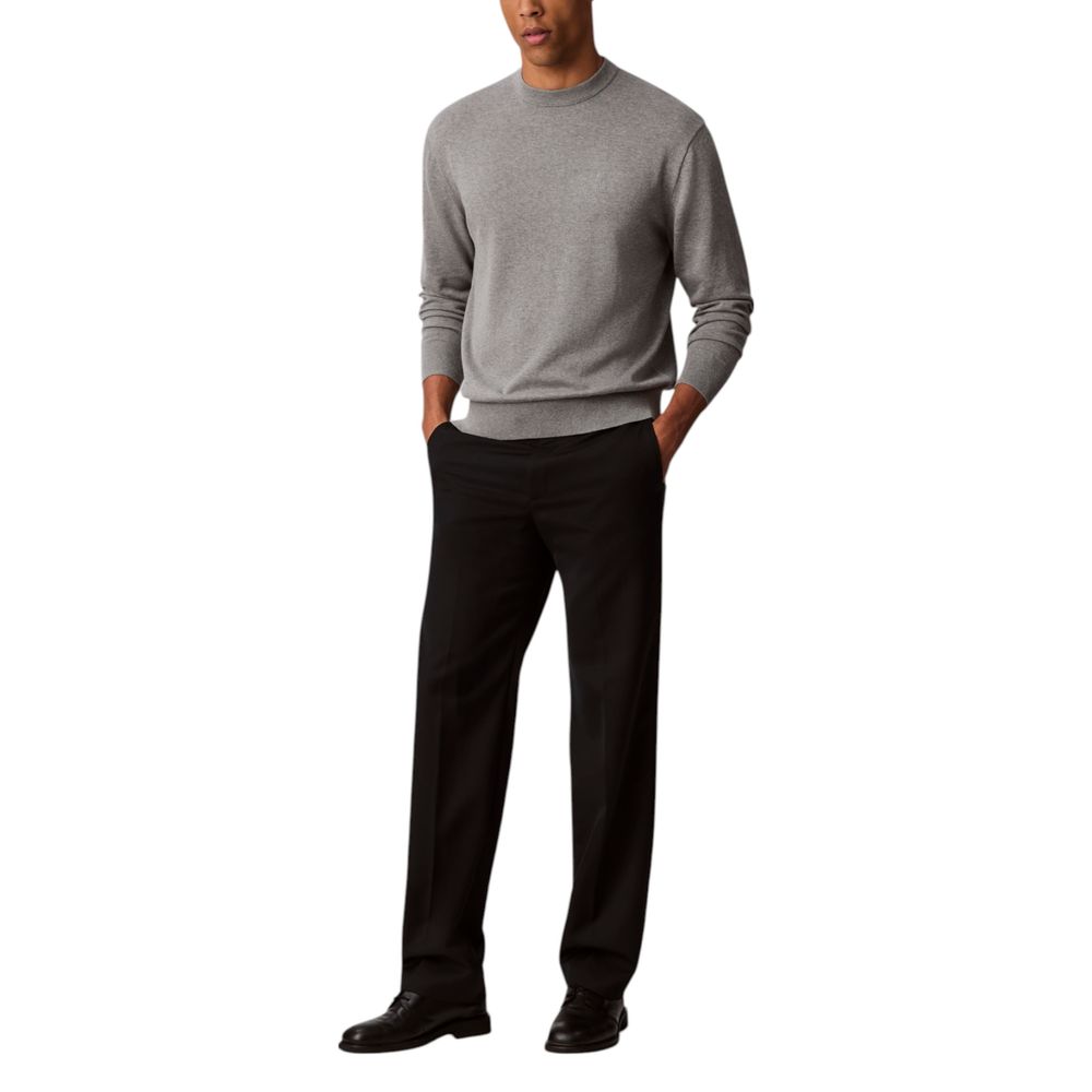 Sweatshirt gris en coton de Calvin Klein Jeans, coupe décontractée et logo discret sur la poitrine, vue de face.
