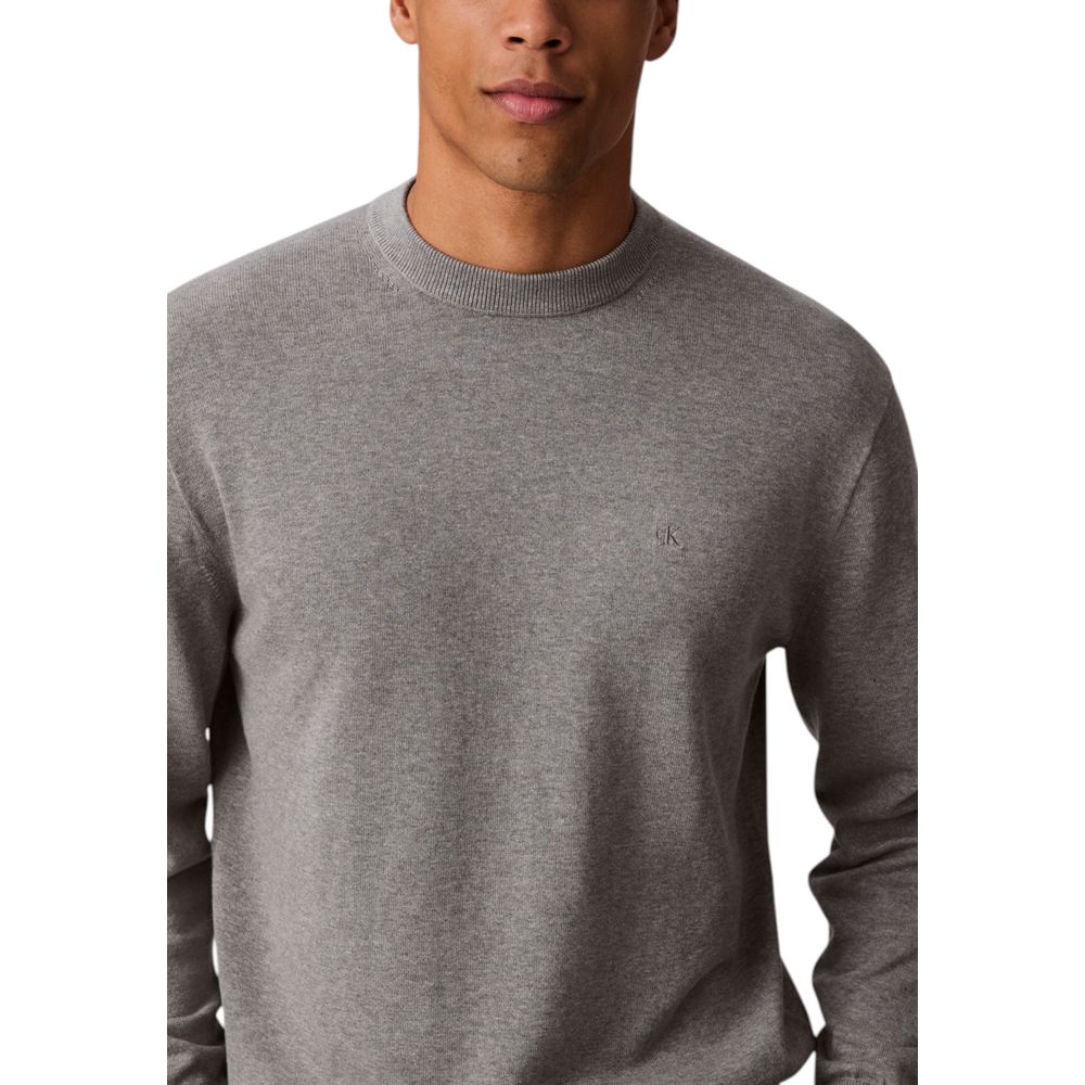 Sweat-shirt gris en coton de Calvin Klein Jeans, style décontracté avec logo discret, vue de face sur fond neutre.