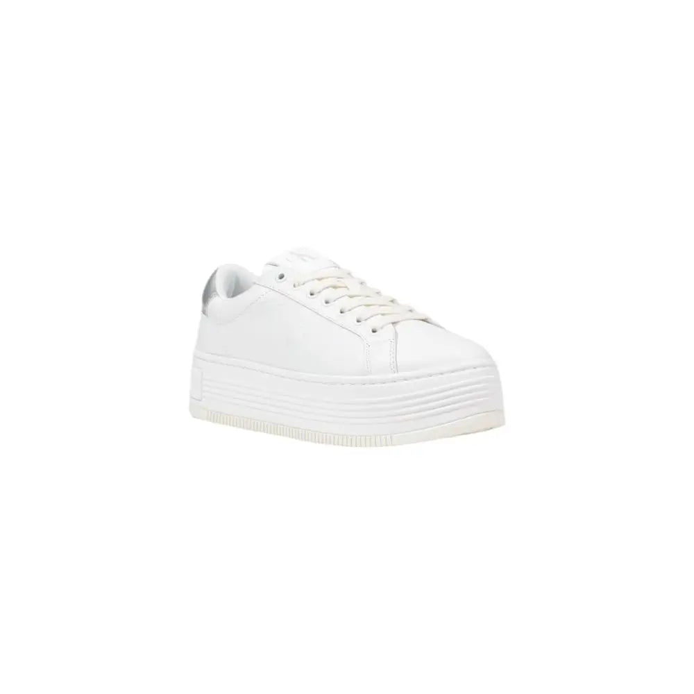 Baskets plateforme blanches calvin klein jeans en cuir avec design minimaliste et accent métallique discret au talon