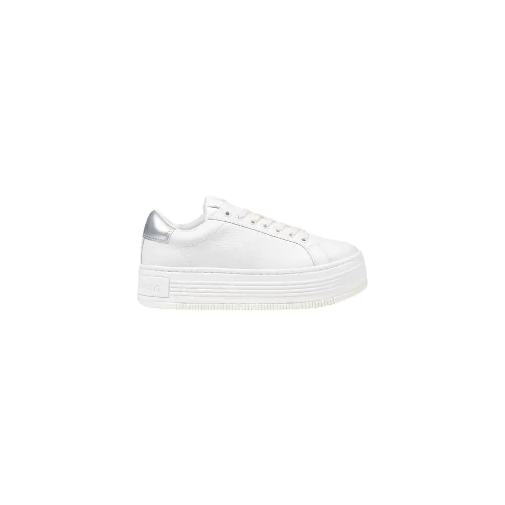 Sneakers plateforme blanches calvin klein jeans en cuir avec design minimaliste et talon argenté métallique subtil