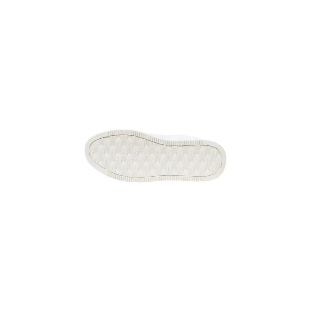 Semelle en caoutchouc blanc avec motif losange texturé et bord lisse légèrement surélevé des baskets plateforme en cuir argenté calvin klein jeans