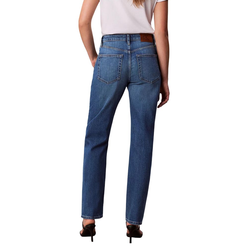 Jeans mom en coton bleu de Calvin Klein Jeans, coupe décontractée, détails classiques, visible sur un mannequin.