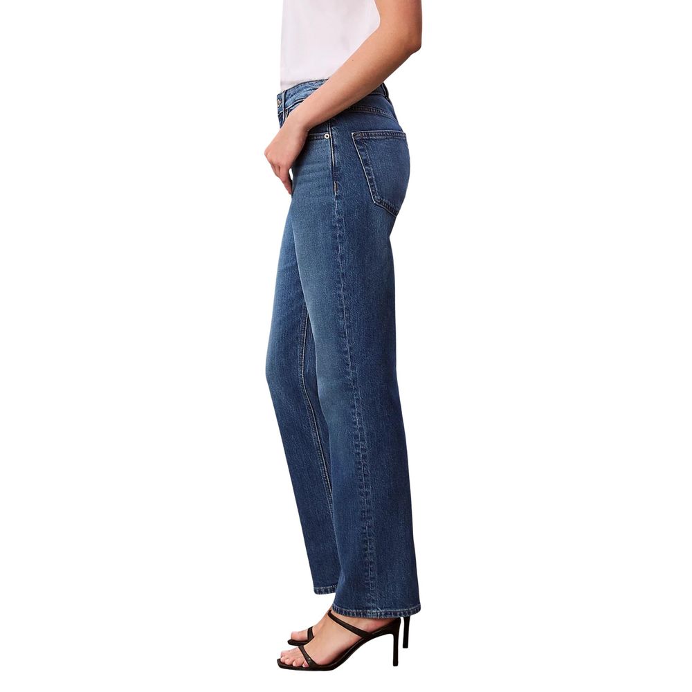 Jean mom en coton bleu de Calvin Klein Jeans, coupe décontractée et style classique, visible en gros plan.
