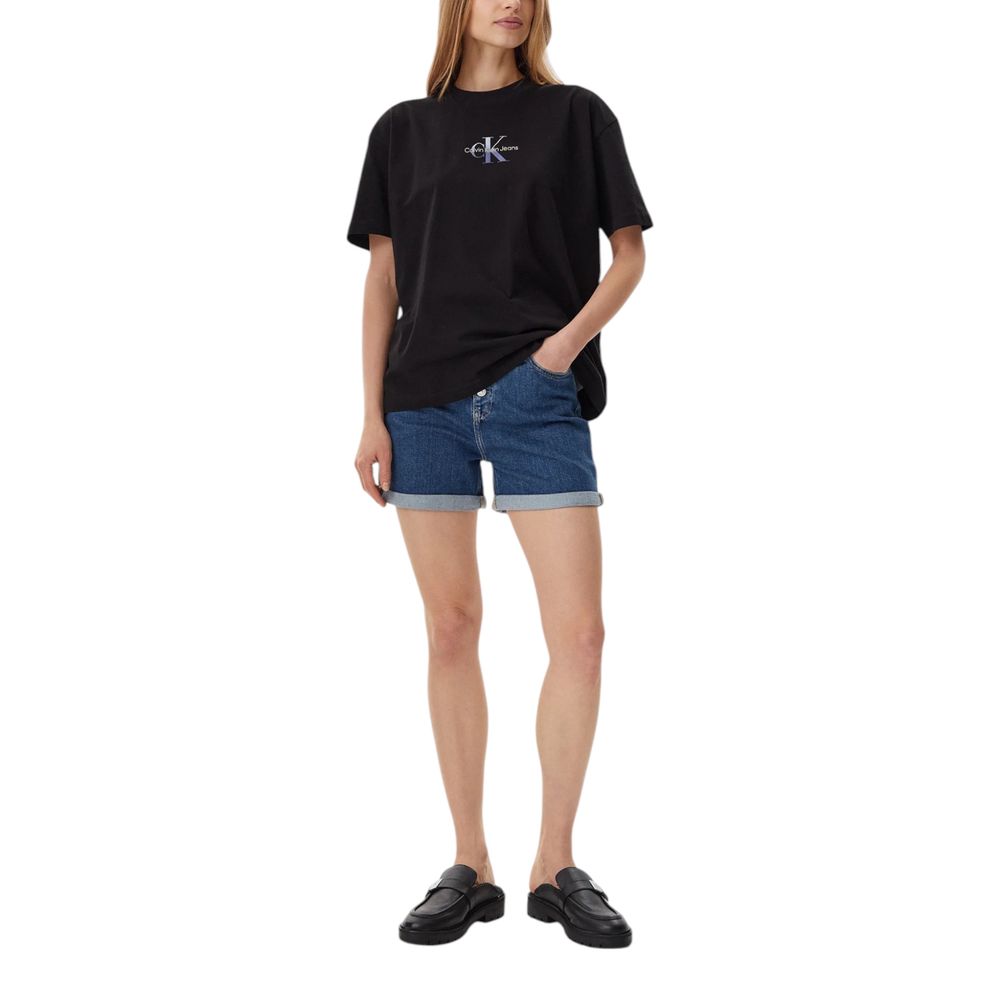 Shorts en coton bleu Calvin Klein Jeans, coupe décontractée, poches avant et arrière, style casual et confortable.