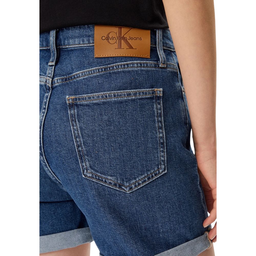 Shorts en coton bleu de Calvin Klein Jeans, style décontracté, avec ceinture et poches visibles.