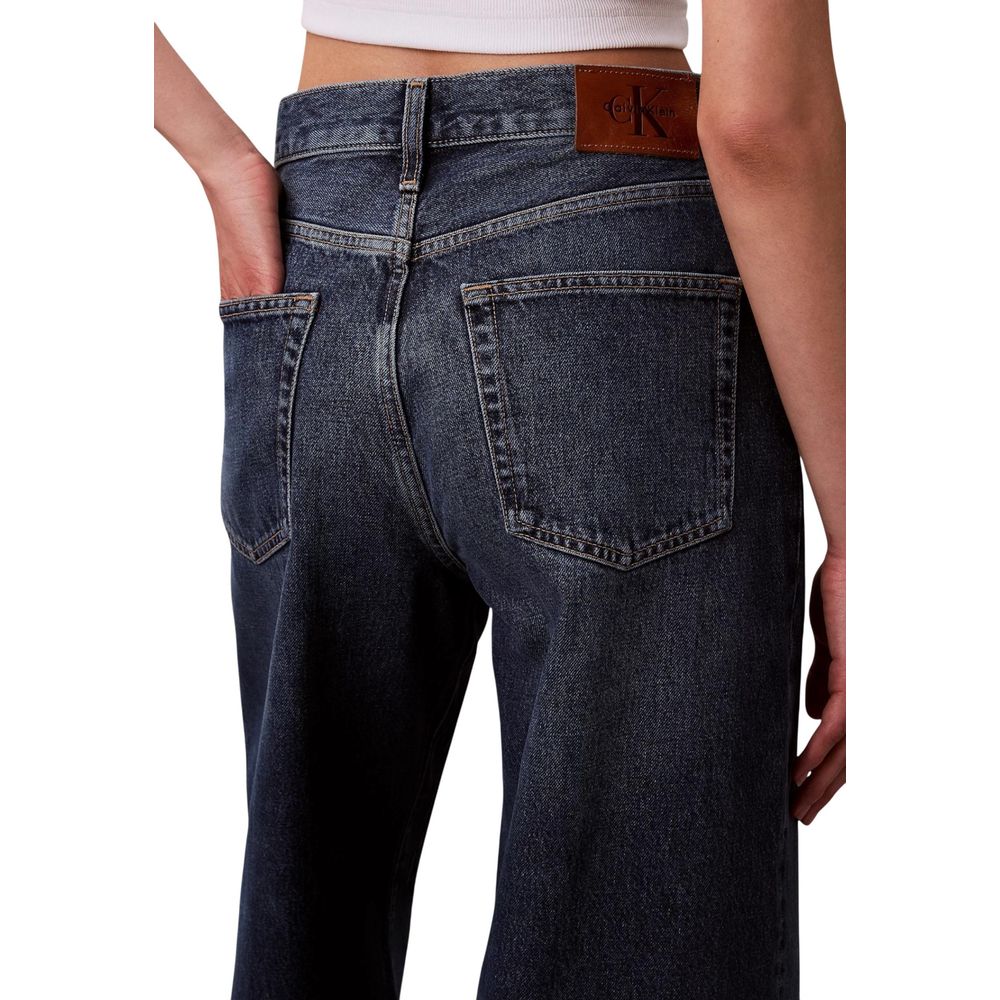 Jeans bootcut Calvin Klein Jeans en coton recyclé bleu, vue de face, avec détails classiques et coupe ajustée.