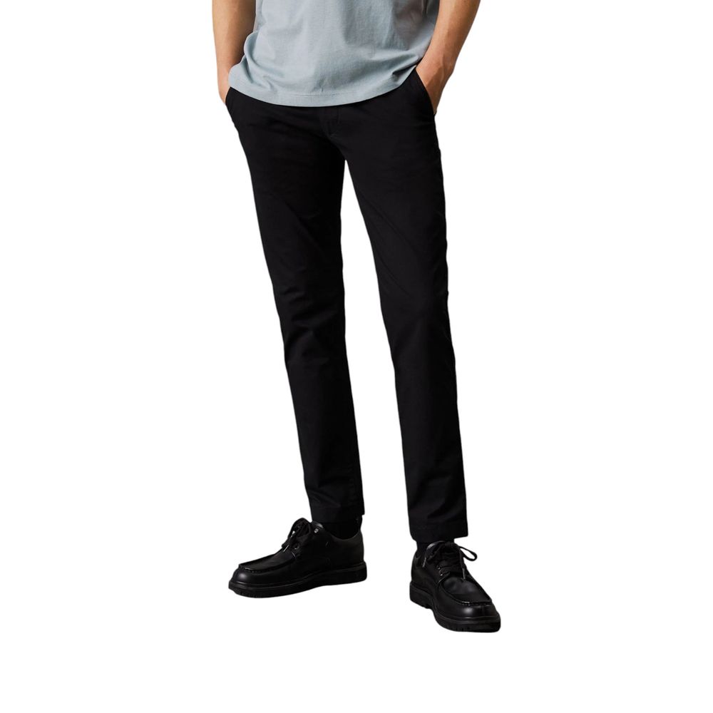 Pantalon chino Calvin Klein Jeans noir en coton recyclé, vue de face, décontracté et moderne.