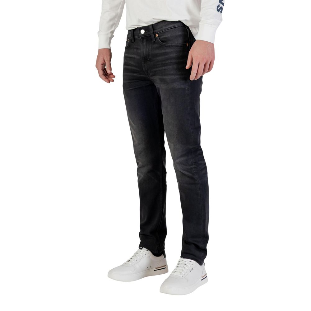 Jeans skinny en coton bleu de Calvin Klein Jeans, coupe ajustée et moderne, visible sur le mannequin.