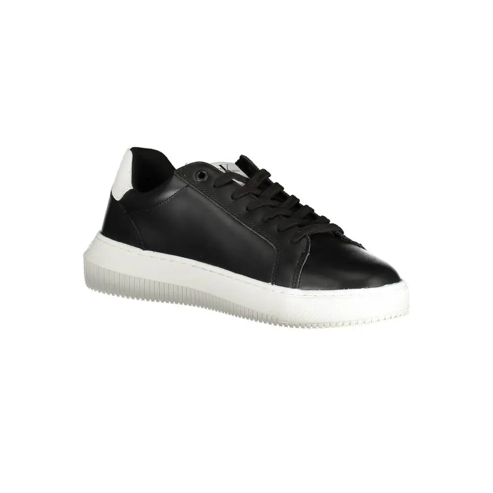 Sneaker homme calvin klein nero en cuir noir avec semelle blanche en caoutchouc et languette talon blanche contrastée